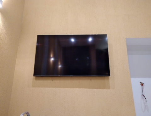 Instalações de televisão no suporte na parede ou painel (24)99995 1650